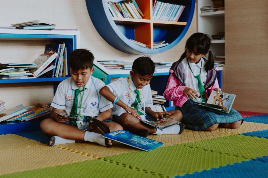 Siswa membaca di perpustakaan sekolah